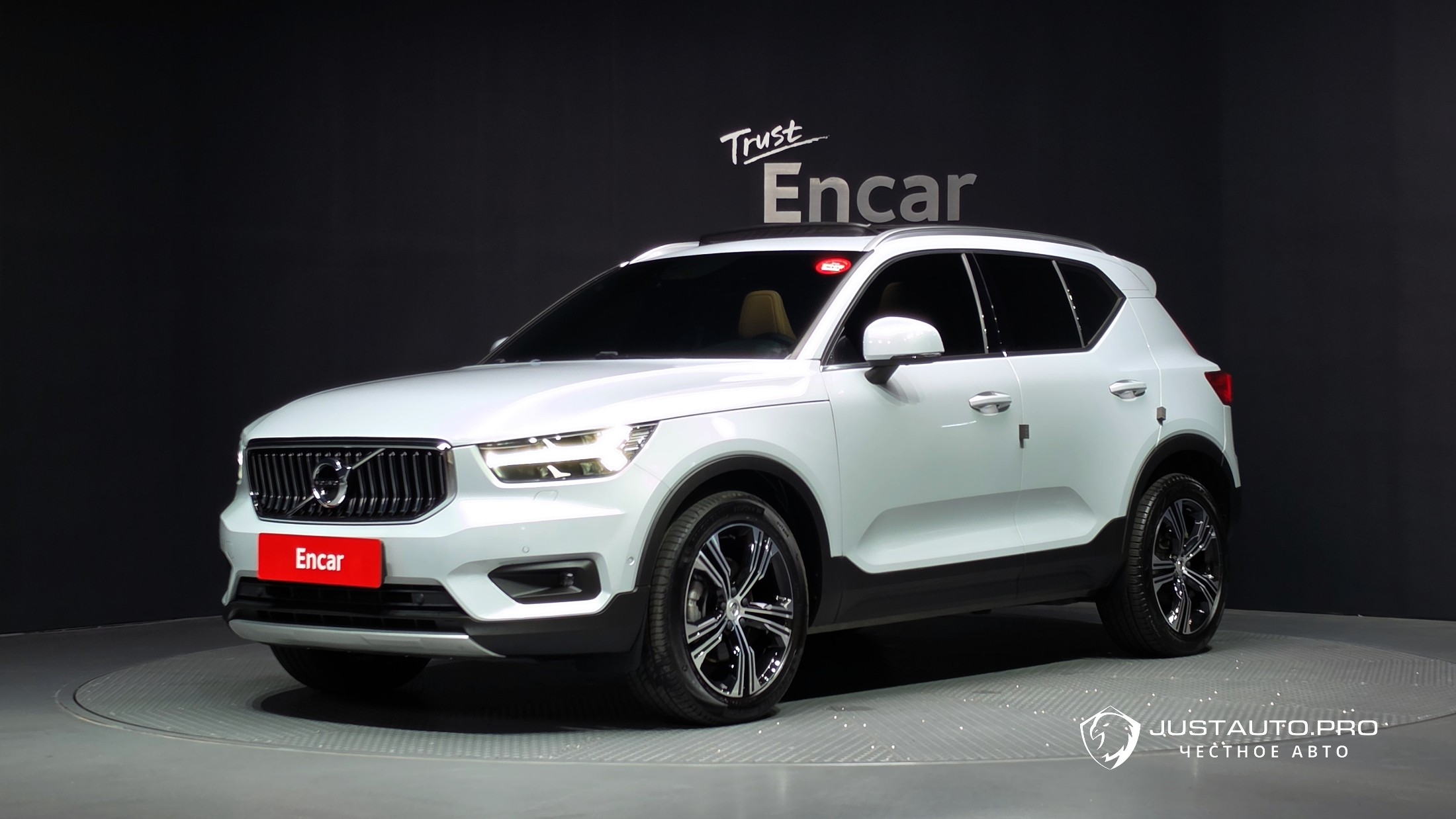 Автомобиль Volvo XC40