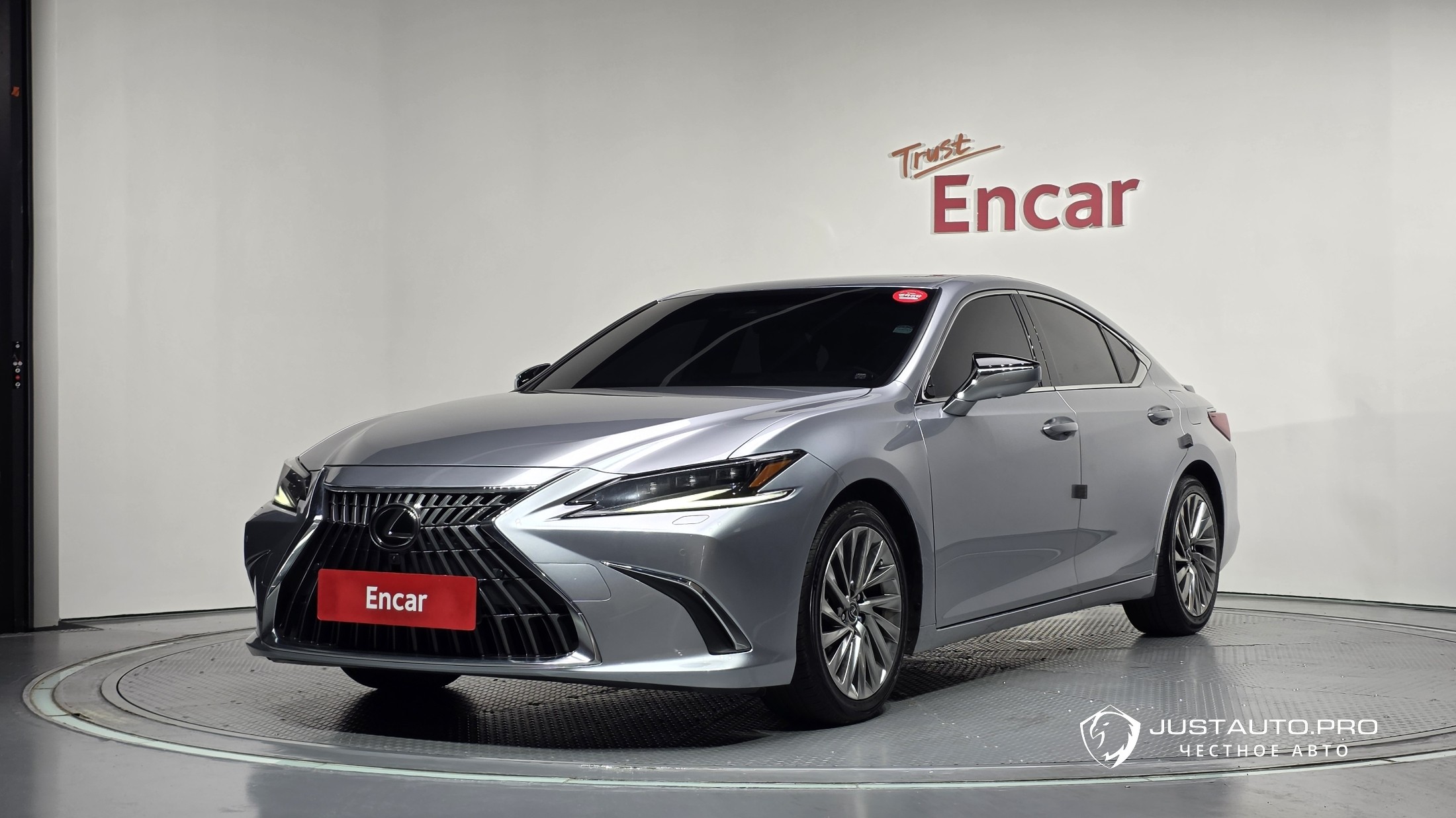 Автомобиль Lexus ES