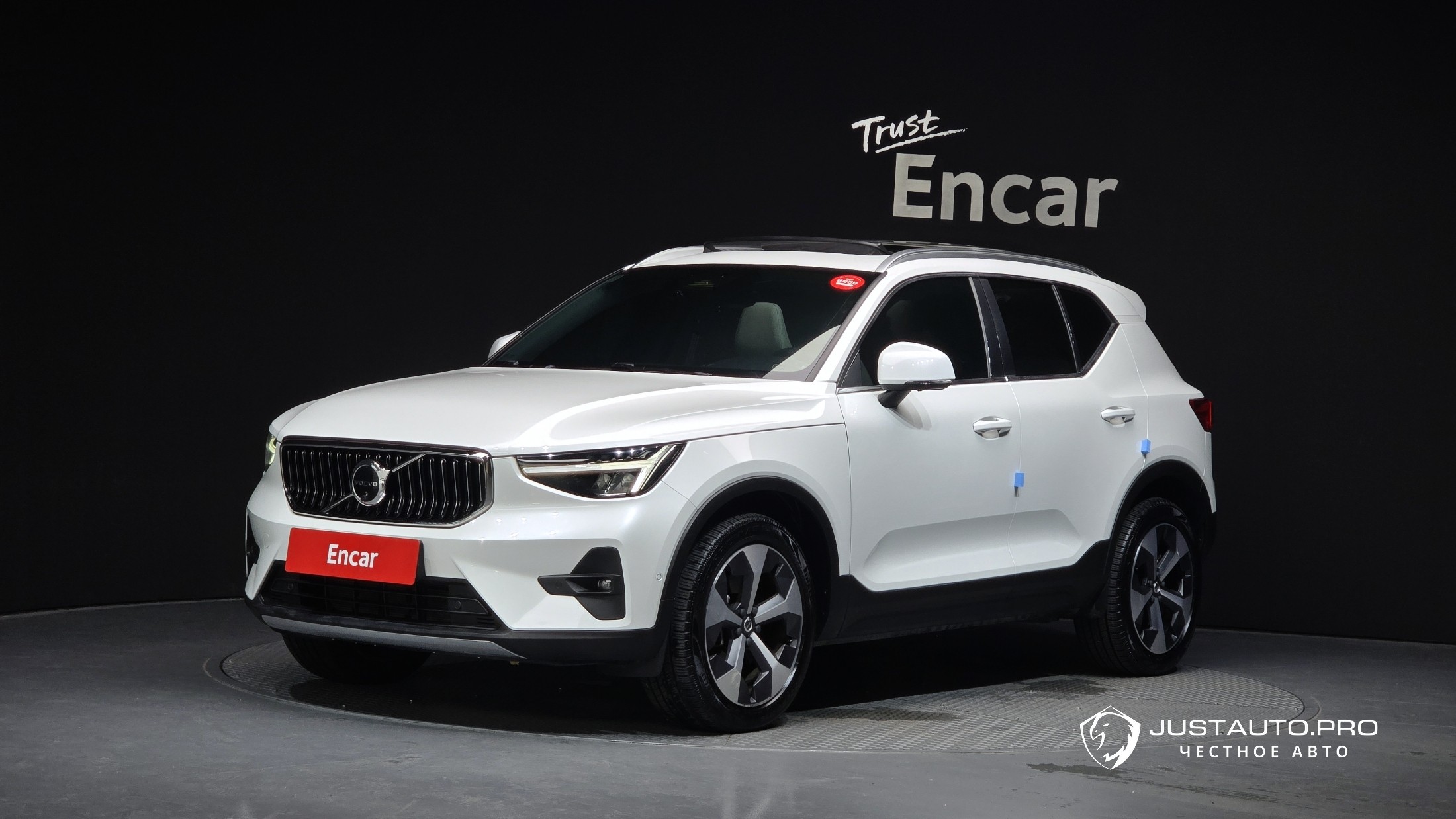 Автомобиль Volvo XC40
