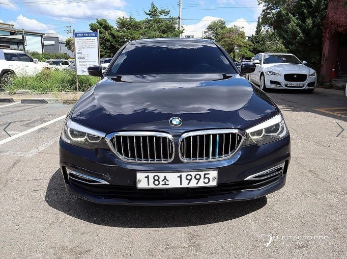 Автомобиль BMW 5-Series