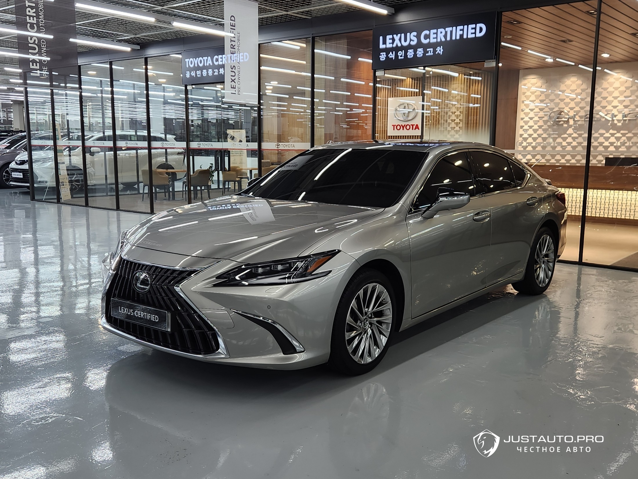 Автомобиль Lexus ES