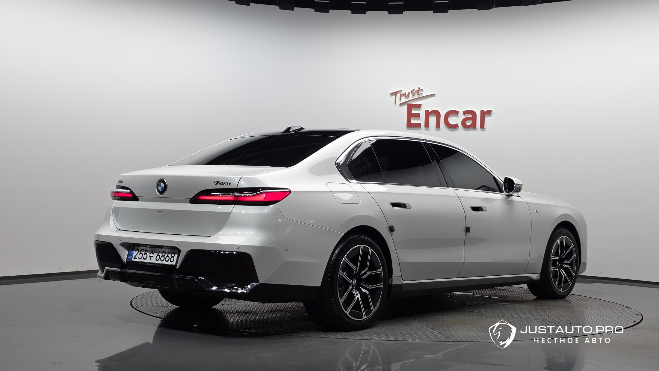 Автомобиль BMW 7-Series
