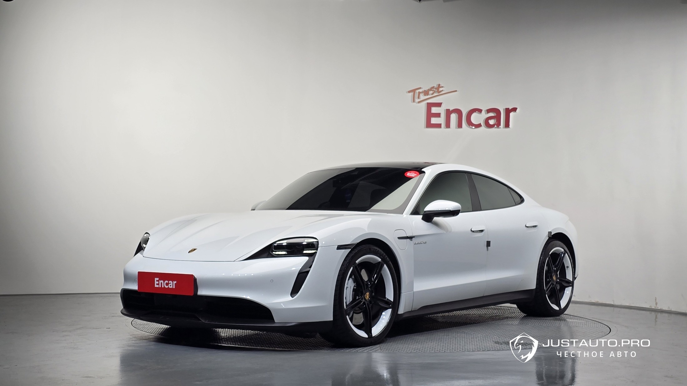 Автомобиль Porsche Taycan
