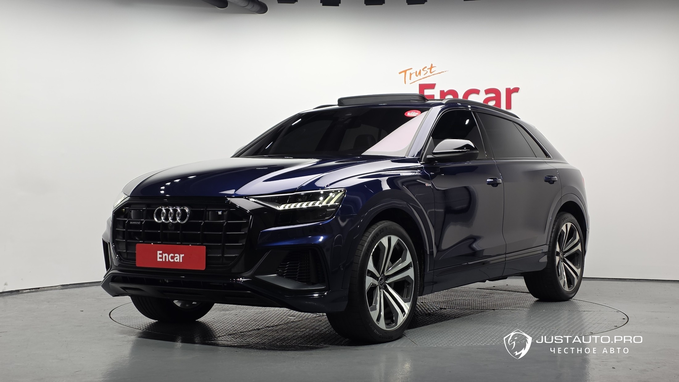 Автомобиль Audi Q8
