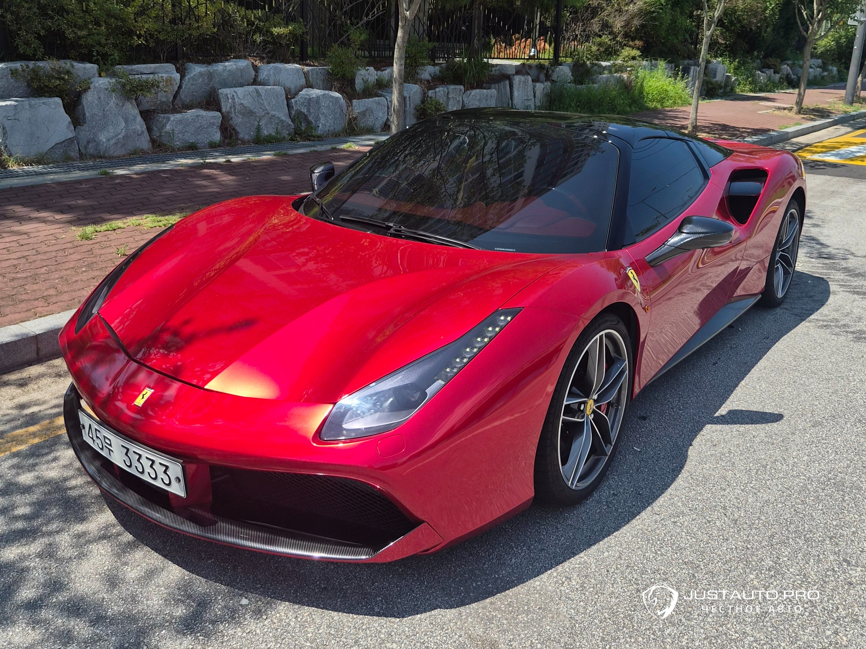 Автомобиль Ferrari 488